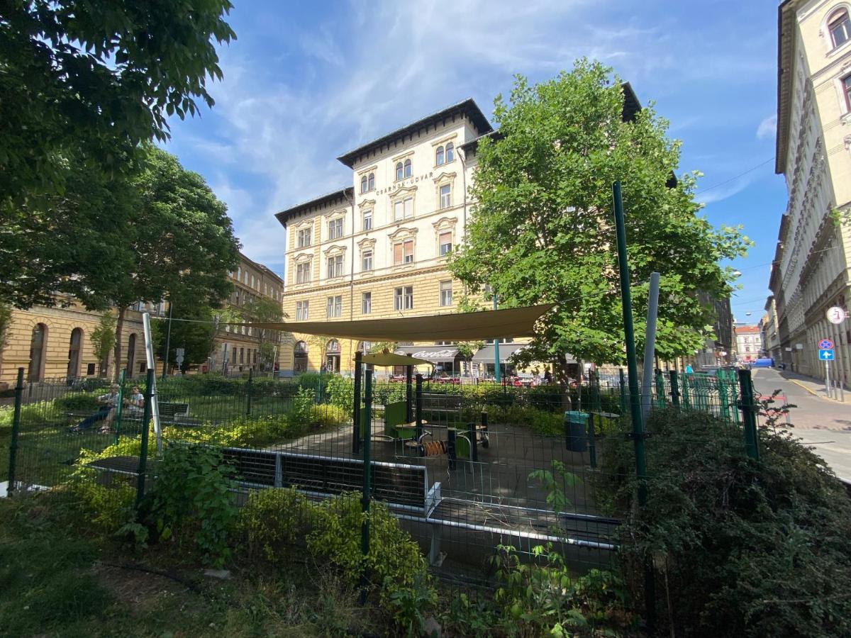 Urban Haven - 3 Beds, 3 Baths, Free Parking, Near Central Market Budapest Eksteriør billede