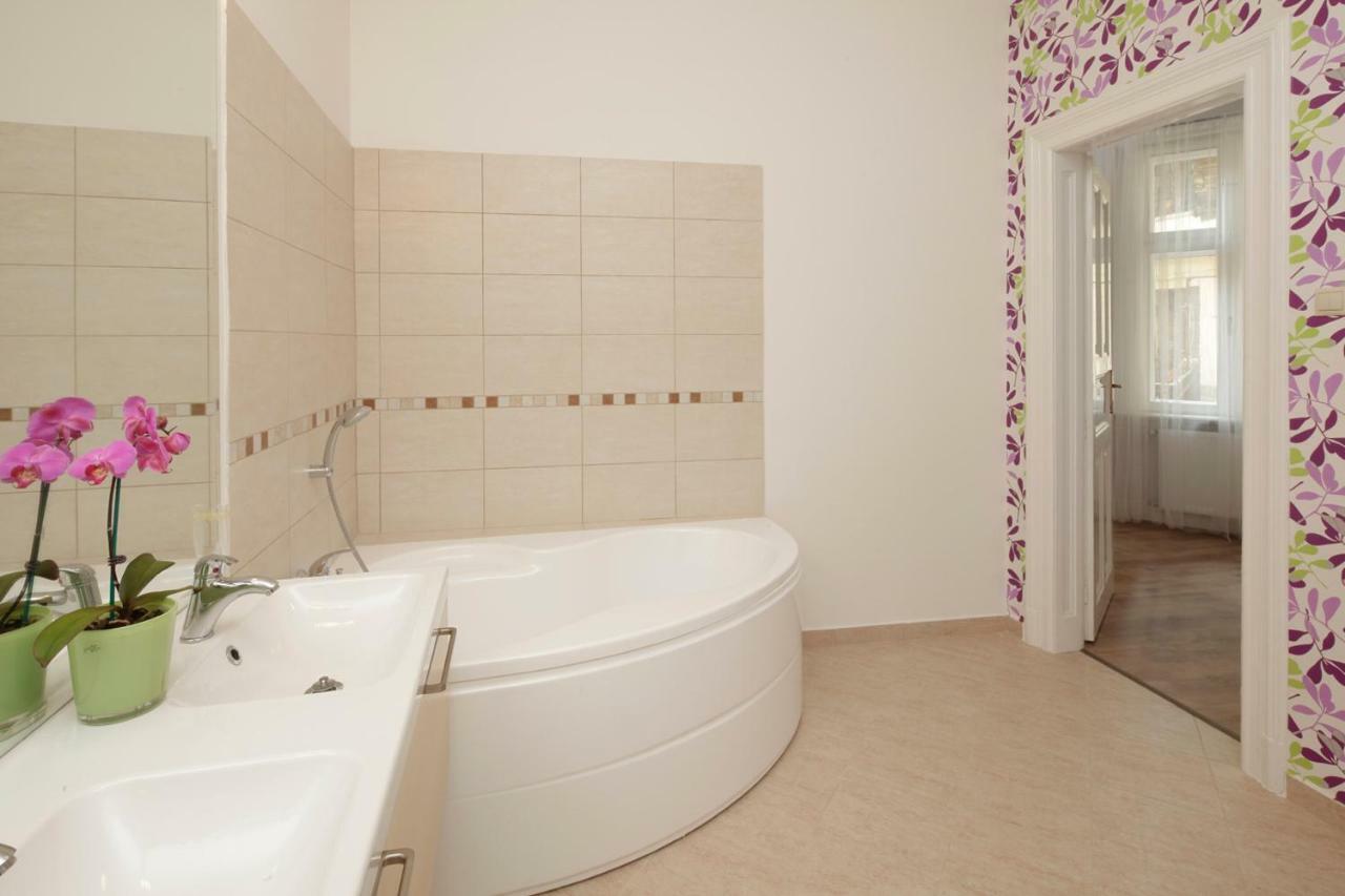 Urban Haven - 3 Beds, 3 Baths, Free Parking, Near Central Market Budapest Eksteriør billede
