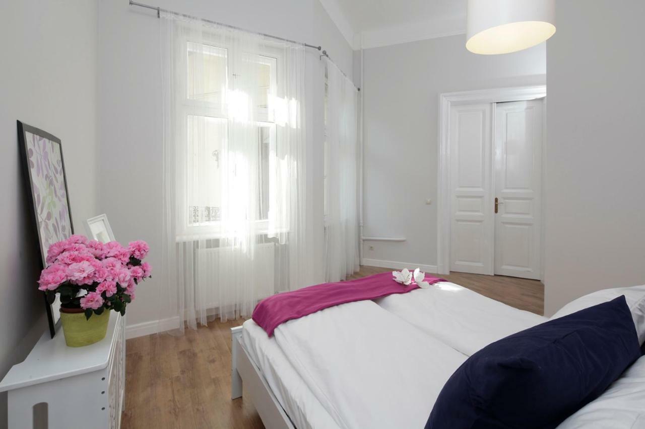 Urban Haven - 3 Beds, 3 Baths, Free Parking, Near Central Market Budapest Eksteriør billede