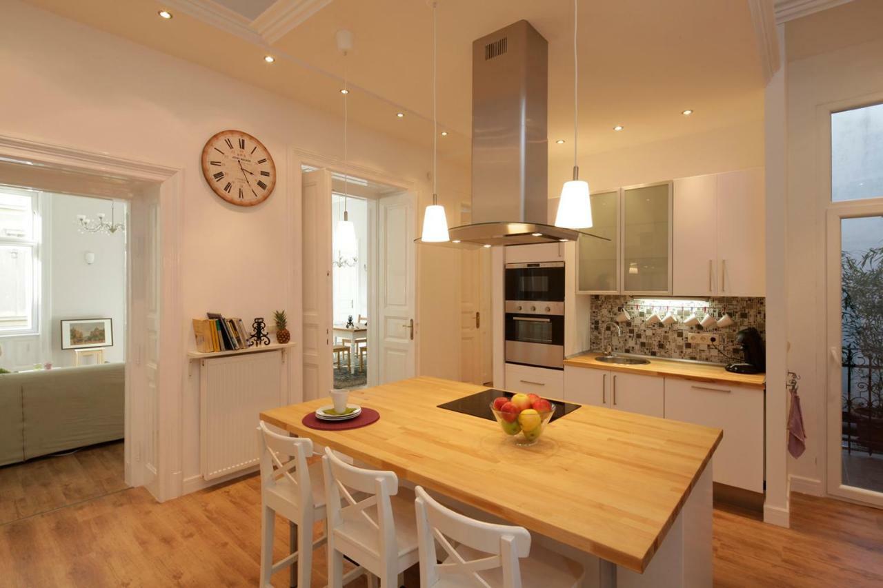 Urban Haven - 3 Beds, 3 Baths, Free Parking, Near Central Market Budapest Eksteriør billede