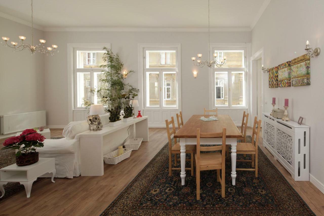 Urban Haven - 3 Beds, 3 Baths, Free Parking, Near Central Market Budapest Eksteriør billede