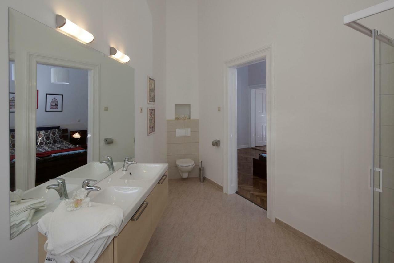 Urban Haven - 3 Beds, 3 Baths, Free Parking, Near Central Market Budapest Eksteriør billede